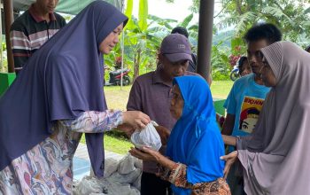 MENYALURKAN : Salah seorang pengurus Ponpes Daar El-Hikam Parungkuda Sukabumi saat menyalurkan daging kurban  dari Prabowo dan Taufik kepada masyarakat sekitar ponpes.(foto : ist)