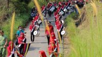 TRADISI KARNAVAL : Drumband grup GMC pada saat melakukan karnaval. (foto : ist)