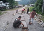 PERBAIKAN JALAN : Warga saat gotong royong memperbaiki jalan akses menuju oantai Cikembang, Desa Pasir Baru, Kecamatan Cisolok, Kabupaten Sukabumi