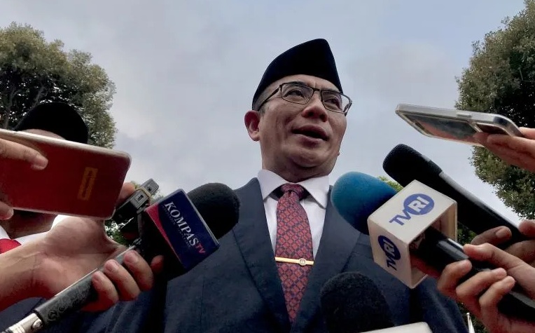 Ketua KPU RI Hasyim Asy’ari memberi keterangan kepada media selepas upacara pelantikan di halaman Kantor KPU RI, Jakarta, Minggu (25/6/2023). 
