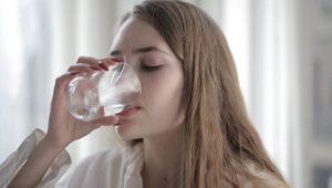 4 Kelebihan Minum Air Putih Setelah Bangun Tidur, Bisa Jaga Kesehatan dan Kecantikan Kulit