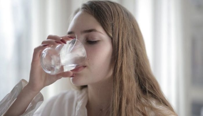 5 Ciri-ciri Seseorang Kurang Minum Air Putih, Urine Berwarna Gelap