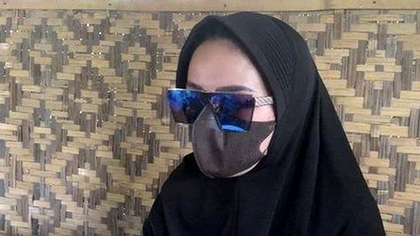 Emilia Nurhayati (23) yang sebelumnya ramai diberitakan terlibat skandal dengan Kompol D Dalam Kasus Tabrak Lari Mahasiswa Cianjur