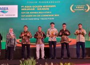 Kepala Pabrik AQUA Mekarsari Krisvan Sarendeng (keempat dari kanan) dan Stakeholder Relations Manager Pabrik AQUA Mekarsari Cacas Suwarna (keempat dari kirj) saat menerima penghargaan TOP CSR Awards 2023.