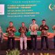 Kepala Pabrik AQUA Mekarsari Krisvan Sarendeng (keempat dari kanan) dan Stakeholder Relations Manager Pabrik AQUA Mekarsari Cacas Suwarna (keempat dari kirj) saat menerima penghargaan TOP CSR Awards 2023.