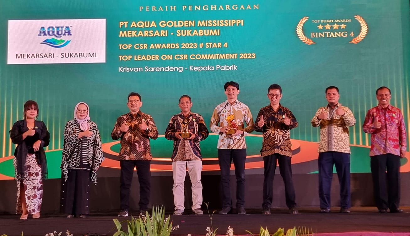 Kepala Pabrik AQUA Mekarsari Krisvan Sarendeng (keempat dari kanan) dan Stakeholder Relations Manager Pabrik AQUA Mekarsari Cacas Suwarna (keempat dari kirj) saat menerima penghargaan TOP CSR Awards 2023.