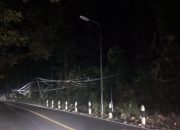 PADAM : Kondisi lampu PJU di tanjakan Sukawayana, Desa/ Kecamatan Cikakak padam.(FOTO : NANDI/ RADARSUKABUMI)