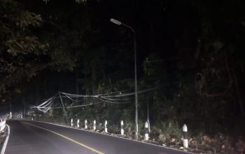 PADAM : Kondisi lampu PJU di tanjakan Sukawayana, Desa/ Kecamatan Cikakak padam.(FOTO : NANDI/ RADARSUKABUMI)
