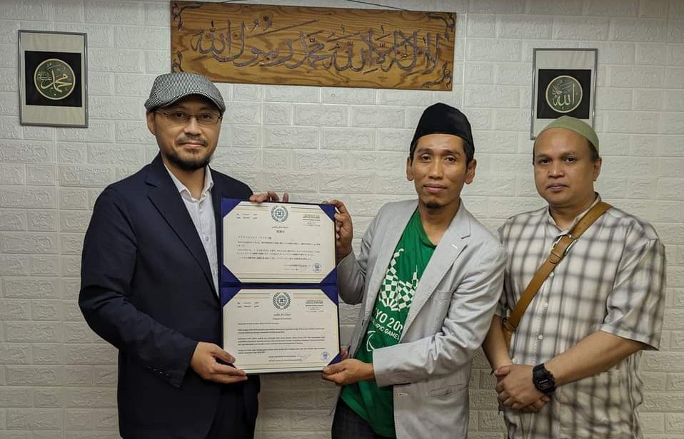 Abdul Kholik Maulana warga Kampung Ciseupan Desa Seusepan Kecamatan Caringin Kabupaten Sukabumi mendapatkan penghargaan dari Kantor Liga Arab Muslim dunia di Jepang.