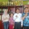 BANGGA: (ki-ka) Kinanti Prameswari, M.Malik Jauharie, Kepala SDN Kebon Kawung Fahruddin dan guru olahraga berfoto bersama.