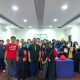 KEREN: Ce Gunawan dari Founder Skripsi Bisa, Leader Komunitas Kejar Mimpi Sukabumi, Nur Asiah, foto bersama siswa SMKN 2 Kita Sukabumi sesaat setelah acara Growing Skill Academy bertempat di SMK Negeri 2 Sukabumi pada Selasa (30/05/2023). (istimewa)
