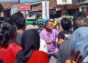 DIAMUK MASSA : Suasana saat pasangan sejoli yang diteriaki penculik anak, menjadi amukan massa di Kampung Cibatu Caringin, RT 30/RW 05, Desa Nagrak, Kecamatan Cisaat, Kabupaten Sukabumi.(tangkapan Layar)