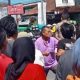 DIAMUK MASSA : Suasana saat pasangan sejoli yang diteriaki penculik anak, menjadi amukan massa di Kampung Cibatu Caringin, RT 30/RW 05, Desa Nagrak, Kecamatan Cisaat, Kabupaten Sukabumi.(tangkapan Layar)