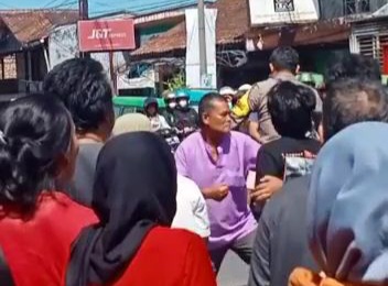 DIAMUK MASSA : Suasana saat pasangan sejoli yang diteriaki penculik anak, menjadi amukan massa di Kampung Cibatu Caringin, RT 30/RW 05, Desa Nagrak, Kecamatan Cisaat, Kabupaten Sukabumi.(tangkapan Layar)