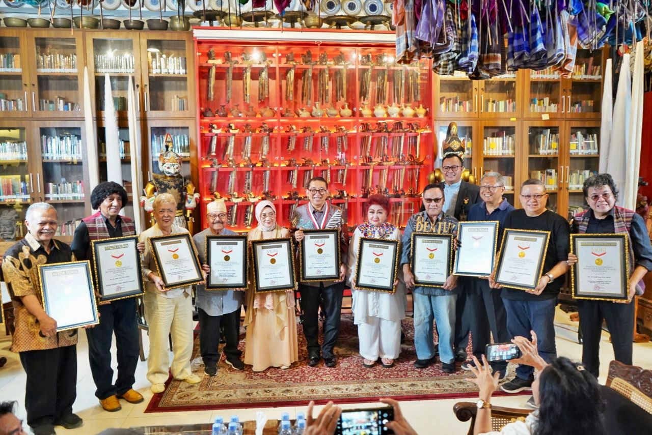 Fadli Zon kembali menerima penghargaan dari Museum Rekor Dunia-Indonesia yang dipimpin Jaya Suprana. Tak tanggung-tanggung, Fadli Zon mencatatkan 12 kategori sekaligus (31/5).
