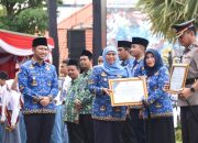 Gubernur Jawa Timur Khofifah Indar Parawansa saat nenerima penghargaan dari berbagai kategori dalam ajang Badan Kepegawaian Negara (BKN) Award 2023.