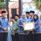 Gubernur Jawa Timur Khofifah Indar Parawansa saat nenerima penghargaan dari berbagai kategori dalam ajang Badan Kepegawaian Negara (BKN) Award 2023.