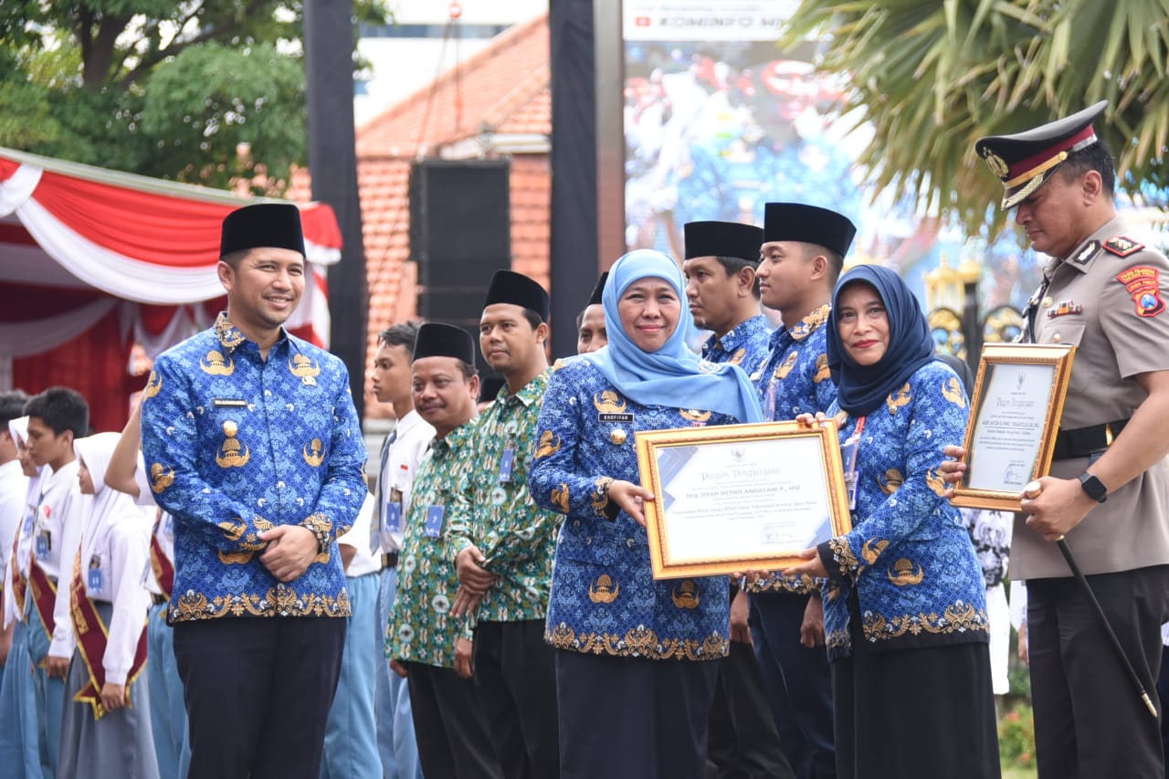 Gubernur Jawa Timur Khofifah Indar Parawansa saat nenerima penghargaan dari berbagai kategori dalam ajang Badan Kepegawaian Negara (BKN) Award 2023.