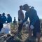 MEMBERSIHKAN : Ribuan masyarakat saat bersihkan sampah di pantai Talanca Loji. (FOTO : NANDI/ RADARSUKABUMI)