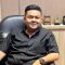 DIWAWANCARAI : Ketua Komisi Perlindungan Anak Indonesia Daerah (KPAID) Kabupaten Sukabumi, Imam Noeril saat diwawancari soal darurat kekerasan anak.(FOTO : UNTUK RADAR SUKABUMI)