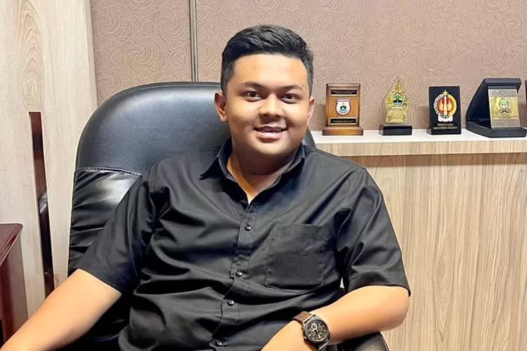 DIWAWANCARAI : Ketua Komisi Perlindungan Anak Indonesia Daerah (KPAID) Kabupaten Sukabumi, Imam Noeril saat diwawancari soal darurat kekerasan anak.(FOTO : UNTUK RADAR SUKABUMI)