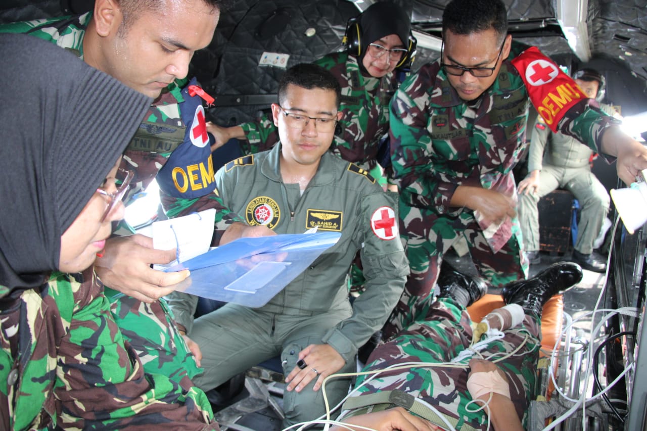 EVAKUASI MEDIS UDARA : Lanud Atang Sendjaja (Ats) melaksanakan latihan Evakuasi Medis Udara (EMU) dalam rangka Latihan Dukungan Kesehatan pada korban gempa dan Evakuasi Medis Udara, Rabu (14/6/2023).(foto : ist)