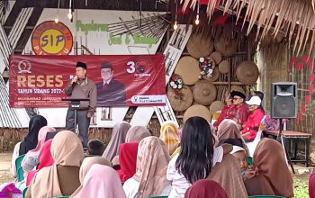 RESES : Anggota Dewan Perwakilan Rakyat Daerah (DPRD) Provinsi Jawa Barat (Jabar) fraksi PDI Perjuangan Muhammad Jaenudin menyerap aspirasi masyarakat melalui reses pada tahun sidang 2022-2023 di Desa Cisande.