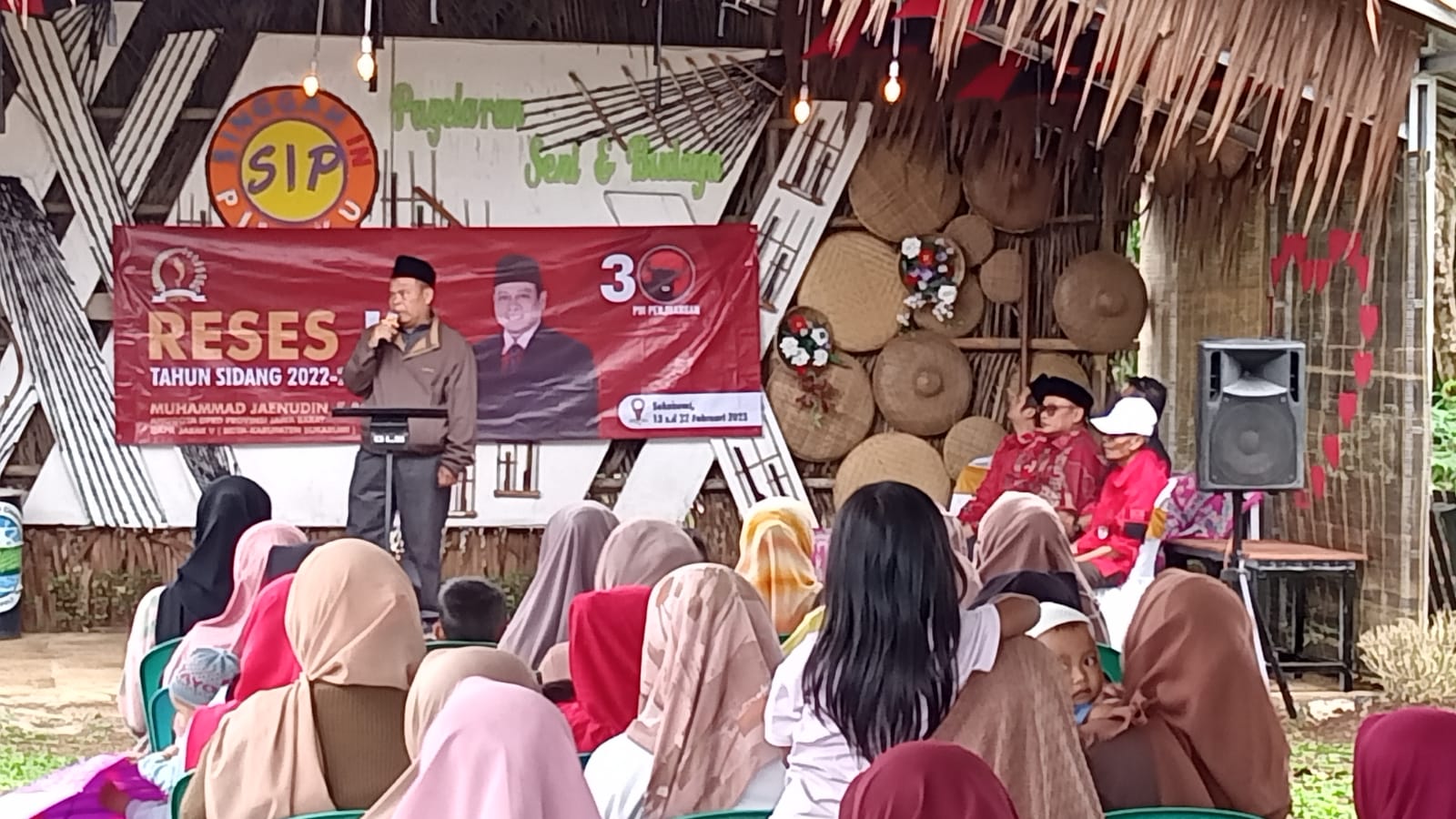 RESES : Anggota Dewan Perwakilan Rakyat Daerah (DPRD) Provinsi Jawa Barat (Jabar) fraksi PDI Perjuangan Muhammad Jaenudin menyerap aspirasi masyarakat melalui reses pada tahun sidang 2022-2023 di Desa Cisande.