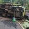Truk terguling di tanjakan Cibareno, Desa Pasirbaru, Kecamatan Cisolok, Kabupaten Sukabumi
