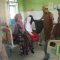 DITANGANI : Camat Purabaya, Mulyadi bersama jajaranya saat mengevakuasi sejumlah siswa yang mengalami keracunan jajanan samenan.(foto : ist)