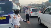 MENGURAI LALIN : Petugas Dishub Kabupaten Sukabumi, saat berupaya mengurai kemacetan arus lalu lintas di wilayah jalan raya Sukabumi-Bogor.(foto : ist)