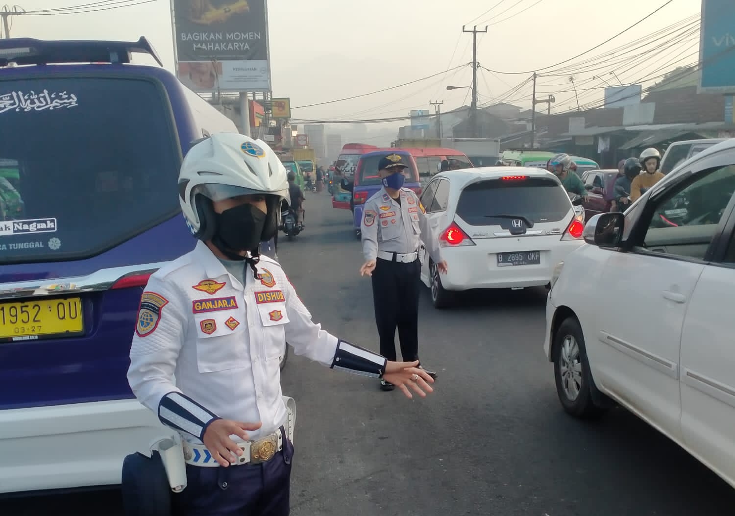 MENGURAI LALIN : Petugas Dishub Kabupaten Sukabumi, saat berupaya mengurai kemacetan arus lalu lintas di wilayah jalan raya Sukabumi-Bogor.(foto : ist)