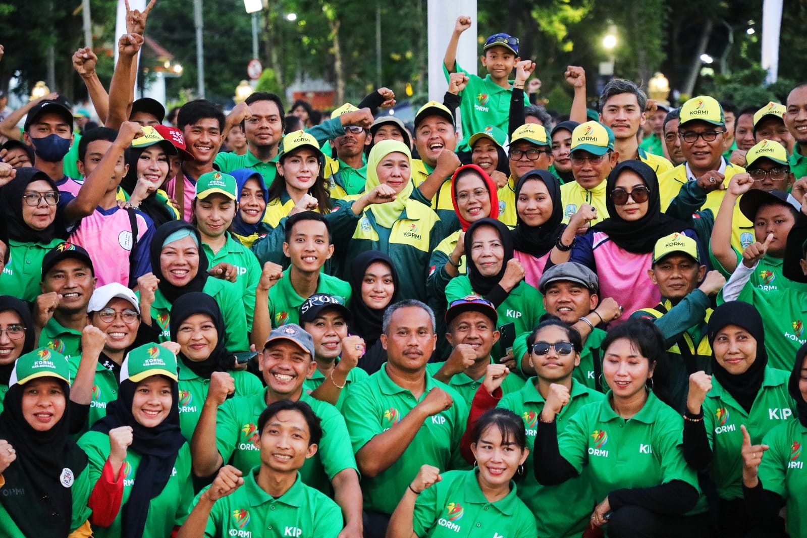 Gubernur Jawa Timur Khofifah Indar Parawansa melepas kontingen Komite Olahraga Rekreasi Masyarakat Indonesia (KORMI) Jatim yang akan berlaga di ajang Festival Olahraga Masyarakat Nasional (Fornas) VII di Bandung, Jawa Barat