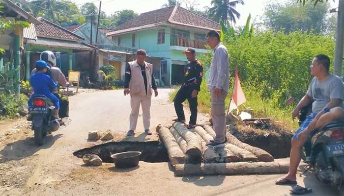 Jalan Raya di Curugkembar Sukabumi Amblas