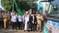 Bupati Sukabumi  Lepas Calon Jemaah Haji Kloter 52, Ingatkan Jaga Kesehatan dan Fokus  Ibadah
