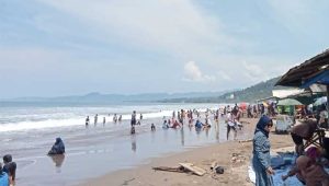 Wisata Pantai Palabuhanratu Sukabumi Diserbu Pengunjung, Balawista Klaim Belum Signifikan