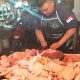 Pedagang daging ayam di pasar Tradisional Kota Sukabumi