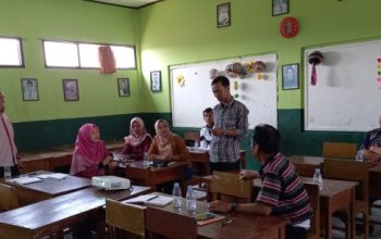 IMPLEMENTASI KURIKULUM MERDEKA: SDN Nanggeleng 1 Kota Sukabumi melakukan In House Training (IHT) di sekolah, Senin (26/6).