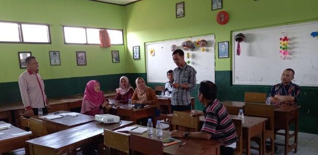 IMPLEMENTASI KURIKULUM MERDEKA: SDN Nanggeleng 1 Kota Sukabumi melakukan In House Training (IHT) di sekolah, Senin (26/6).