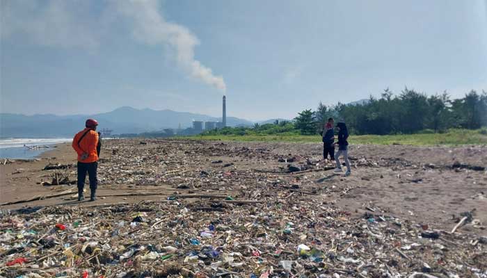 sampah pantai Talanca Loji Sukabumi
