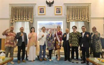 Gubernur Jawa Barat M Rdwan Kamil seusai menerima kedatangan Putri Indonesia 2023 Farhana Nariswari Wisandana di Gedung Negara Pakuan, Kota Bandung, Sabtu (17/6/2023). (Humas Pemda Jawa Barat)