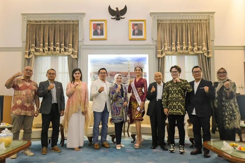 Gubernur Jawa Barat M Rdwan Kamil seusai menerima kedatangan Putri Indonesia 2023 Farhana Nariswari Wisandana di Gedung Negara Pakuan, Kota Bandung, Sabtu (17/6/2023). (Humas Pemda Jawa Barat)