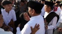 Menteri Pertahanan disambut antusias oleh warga saat melaksanakan Shalat Idul Adha 1444 Hijriah di Stadion Mandalamukti, Kota Cimahi, Jawa Barat, Kamis (29/6/2023).