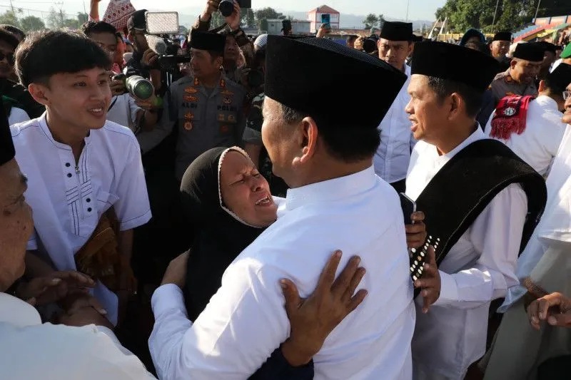 Menteri Pertahanan disambut antusias oleh warga saat melaksanakan Shalat Idul Adha 1444 Hijriah di Stadion Mandalamukti, Kota Cimahi, Jawa Barat, Kamis (29/6/2023).