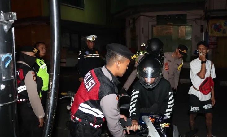 Personel gabungan dari berbagai satuan di Polres Sukabumi Kota saat memberhentikan pengendara yang sepeda motornya menggunakan knalpot bising. Antara