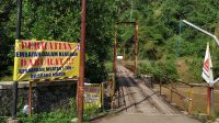 Puluhan Tahun Rusak, Jembatan Lalay di Warungkiara Sukabumi Bikin Waswas Warga