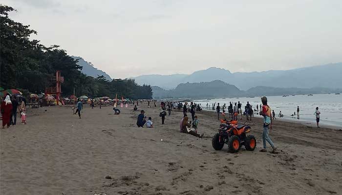 Libur Panjang, Wisata Pantai Palabuhanratu Sukabumi Diserbu Wisatawan