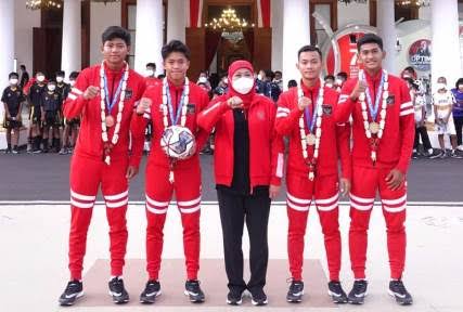 Gubernur Jawa Timur Khofifah Indar Parawansa menyambut antusias laga persahabatan FIFA-Matchday