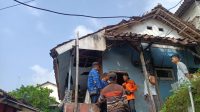 DITINJAU : Petugas P2BK Cicurug, saat meninjau lokasi longsor yang merusak rumah milik Suhenda (57) asal warga Kampung Pakemitan, RT 001/RW 004, Desa/Kecamatan Cicurug, Kabupaten Sukabumi, ambruk pada Senin (19/06).