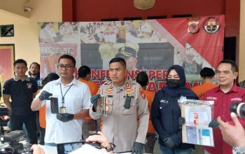 Kapolres Sukabumi AKBP Maruly Pardede didampingi Kasat Reskrim AKP Dian Purnomo beserta Kanit PPA Iptu Bayu Sunarti dan Kasi Humas Polres Sukabumi IPTU Aah Saepul Rohman saat menunjukan barang bukti.(FOTO : NANDI/ RADARSUKABUMI)